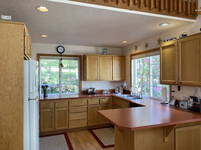 Bright and Cheery Fully Furnished Kitchen